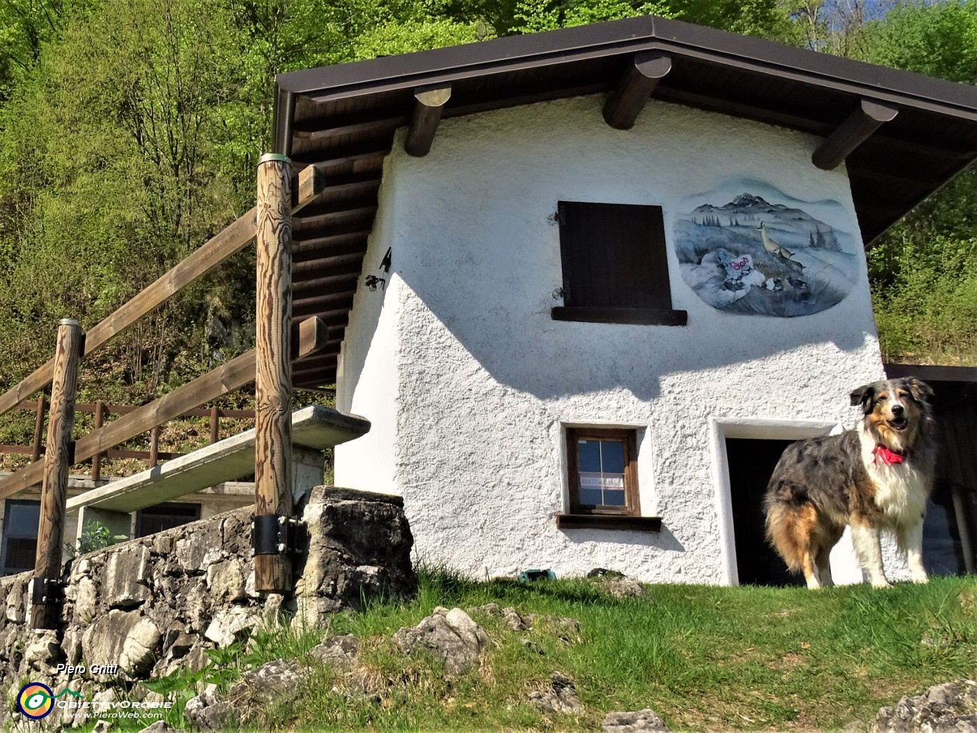 24 Al Bivacco Plana (1280 m) mi accoglie Bati di Chiara e Andrea.JPG